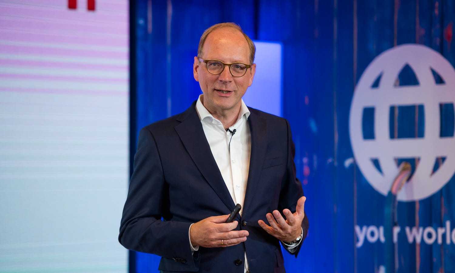 Timo von Lepel, Geschäftsführer von NetCologne, erläutert Themen der Telekommunikation.