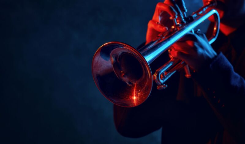 Mann spielt Trompete