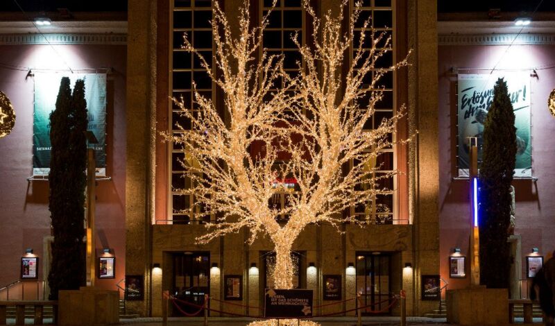 Angeleuchteter Baum bei den Essener Lichtwochen