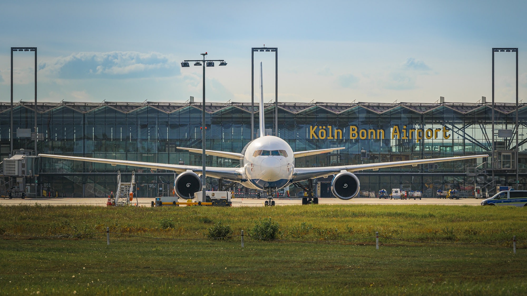 Flugzeug steht vor dem Gebäude des Flughafens Köln Bonn