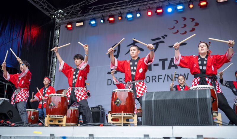Trommler beim Japan Tag auf der Bühne