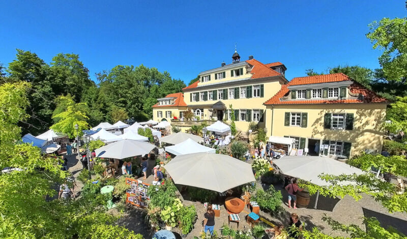Verkaufspavillons stehen vor dem Schloss Eulenbroich