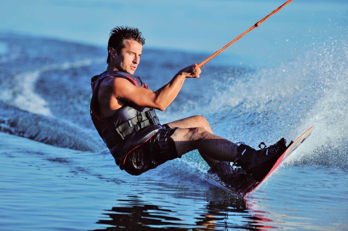 Wakeboarder auf See