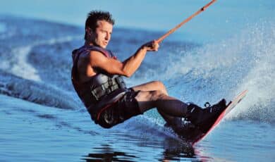 Wakeboarder auf See