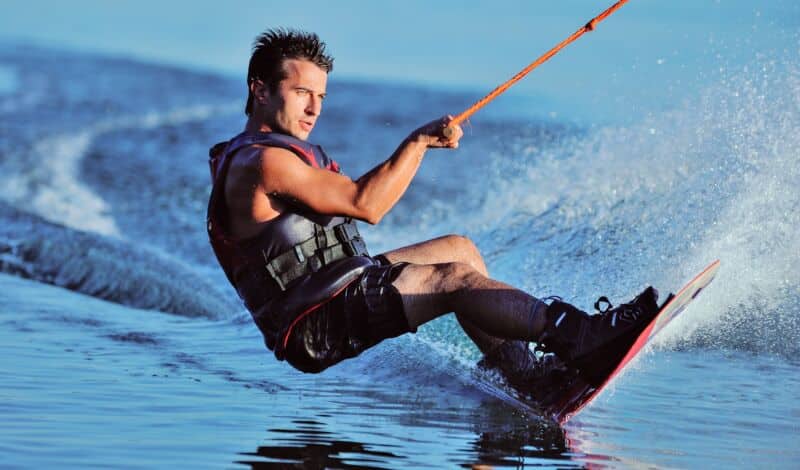 Wakeboarder auf See