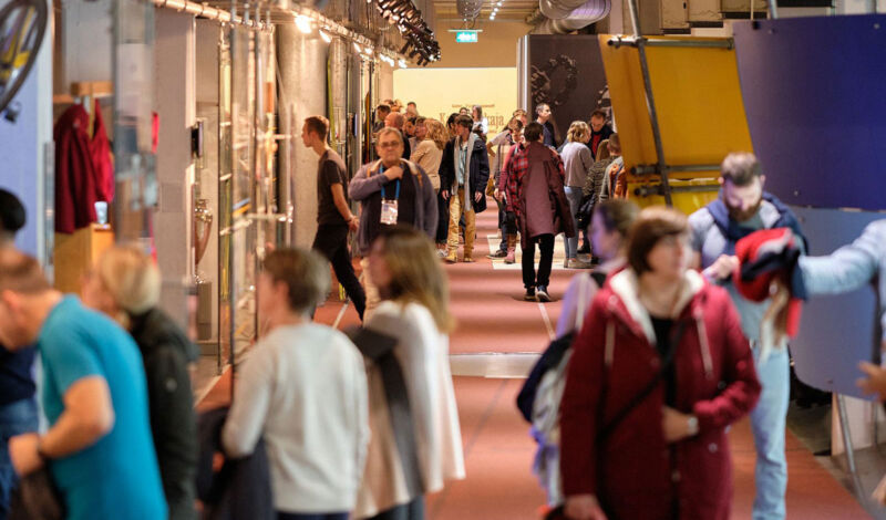 Besucher im Deutschen Sport und Olympia Museum