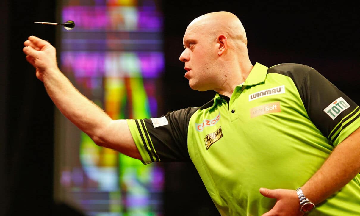 Der Dartspieler Michael van Gerwen beim Wurf.