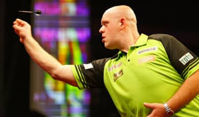 Der Dartspieler Michael van Gerwen beim Wurf.