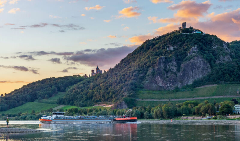 Blick über den Rhein auf das Siebengebirge und den Drachenfels