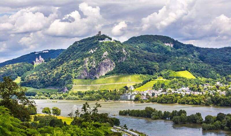 Der Drachenfels im Siebengebirge hoch über dem Rhein.