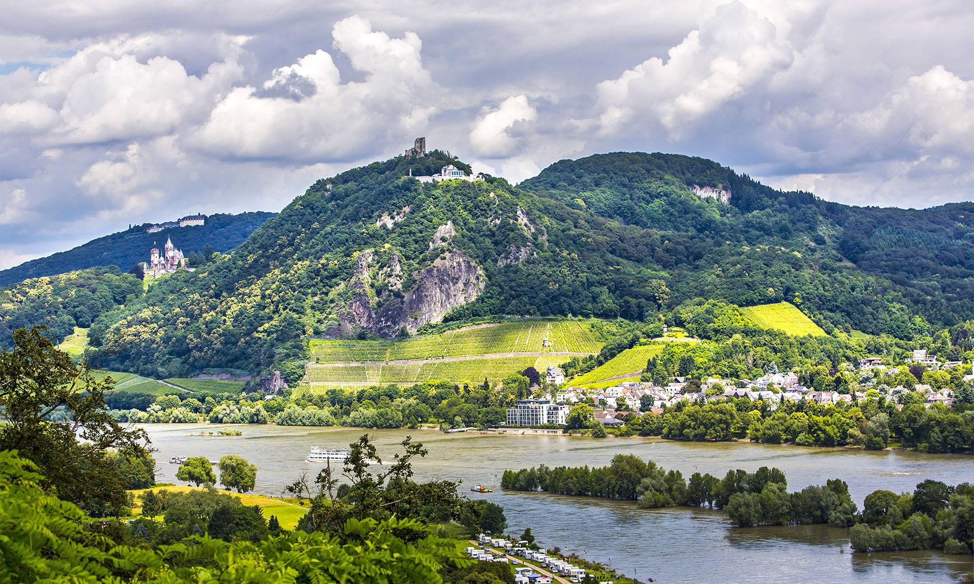 Der Drachenfels im Siebengebirge hoch über dem Rhein.