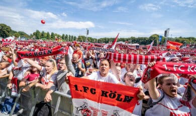 Fans des 1. FC Köln feiern ihren Verein auf der Saisoneröffnung am Stadion.