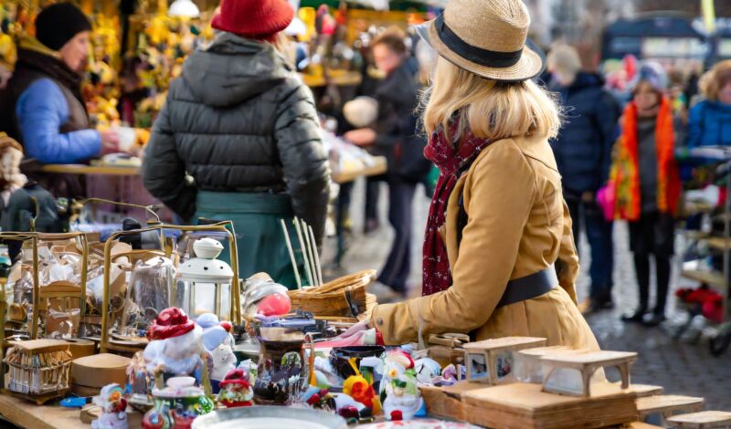 Stände auf einem Flohmarkt im Winter