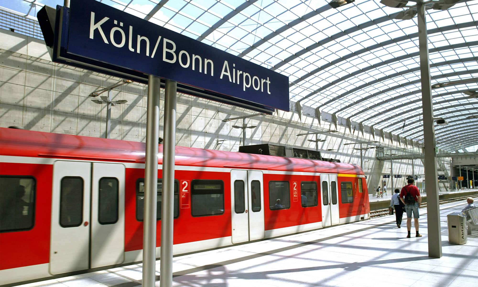 Eine Regionalbahn hält an der Haltestelle Flughafen Köln/Bonn Bf.
