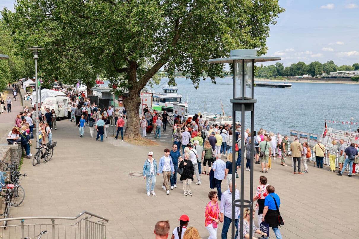 Menschen am Rheinufer in Köln
