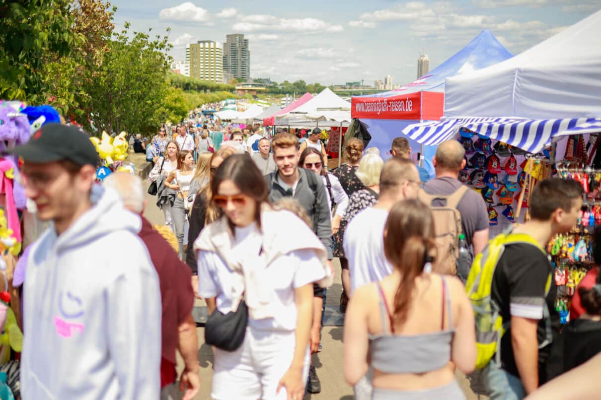 Personen spazieren über das Rheinuferfest in Köln