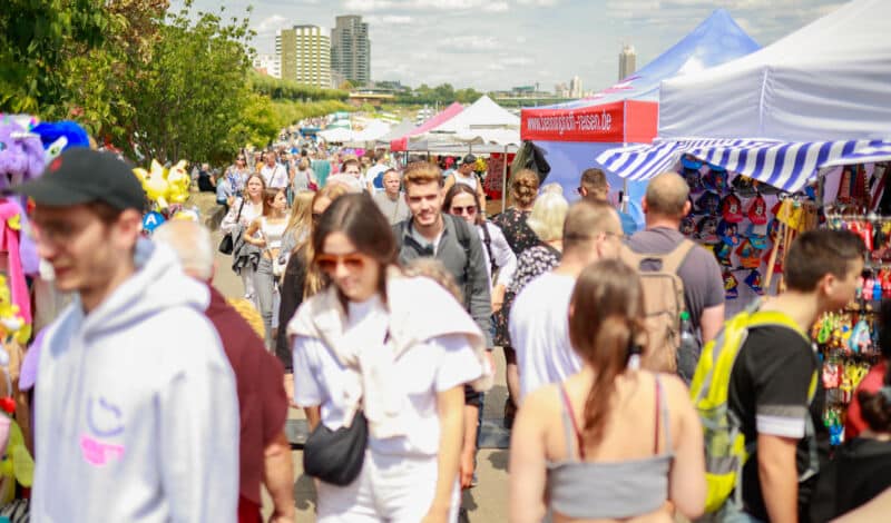 Personen spazieren über das Rheinuferfest in Köln