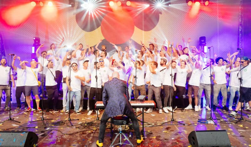 Der Chor Grüngürtelrosen bei einem Live-Auftritt