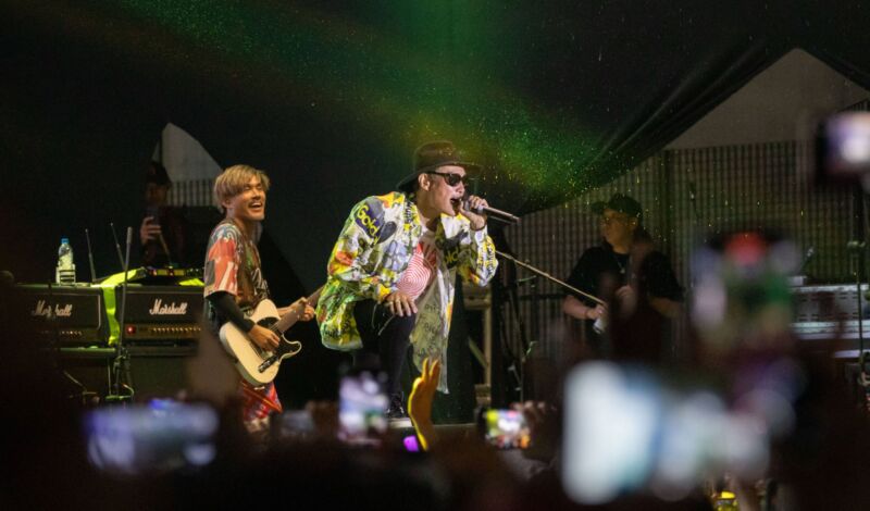 Die Band "Flow" performt live