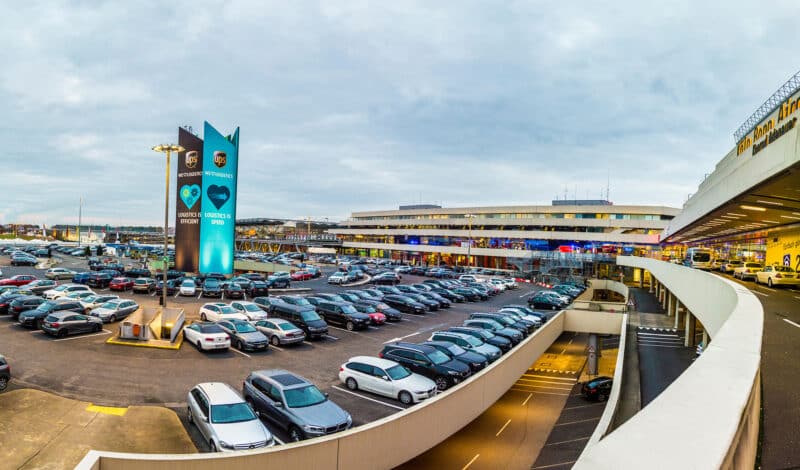 Parkende Autos am Flughafen Köln/Bonn