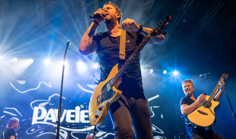 Die Band Paveier bei einem Auftritt auf der Bühne
