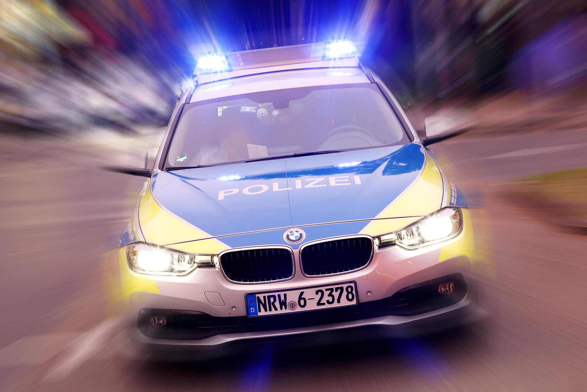 Das Foto zeigt ein Polizeiauto der Polizei Köln im Einsatz.