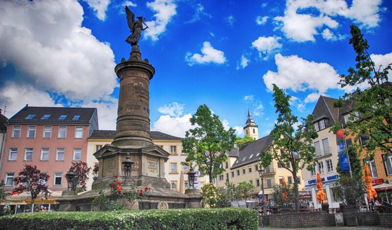 Der Marktplatz in Siegburg, im Vordergrund die Siegessäule, umgeben von Häusen