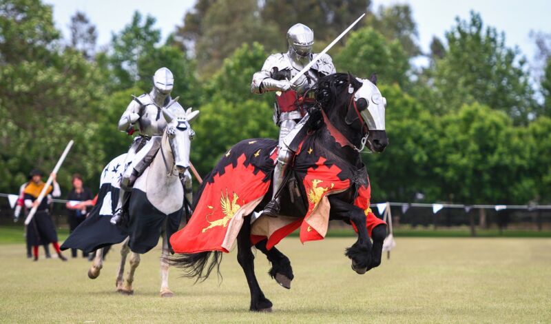 Zwei Ritter reiten auf Pferden.