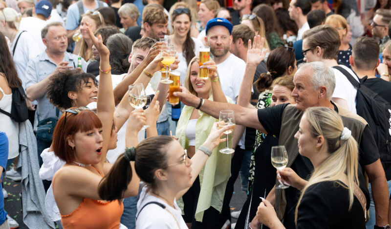 Menschen feiern beim Straßenfest Südstadtfest
