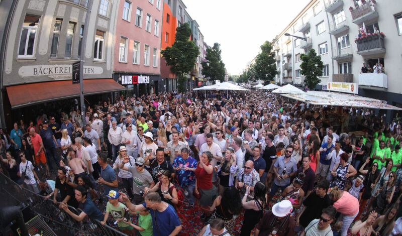 Menschen feiern beim Straßenfest Südstadtfest