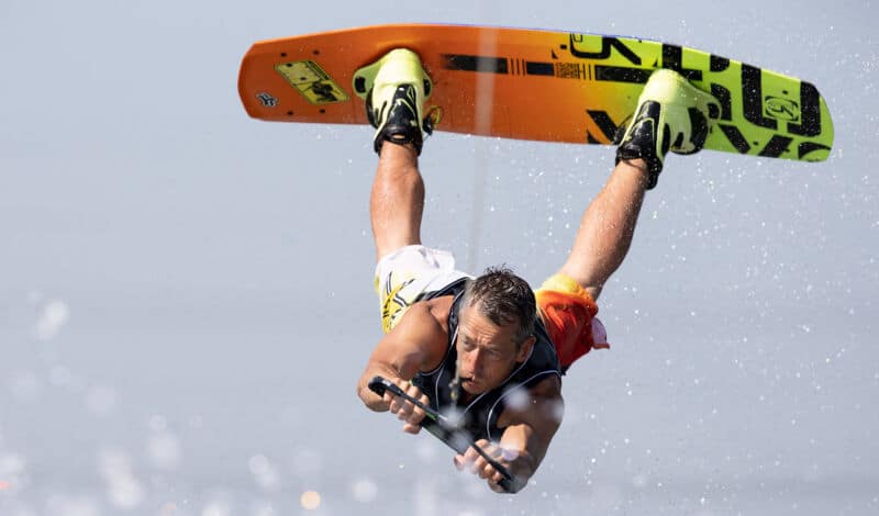 Ein Wakeboarder führt einen Sprung aus.