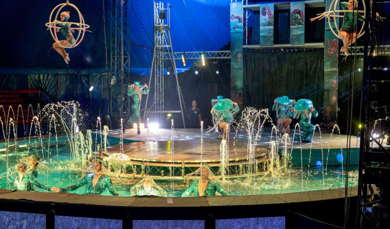 Artisten des Waterland Circus bei einem Auftritt in der Manege