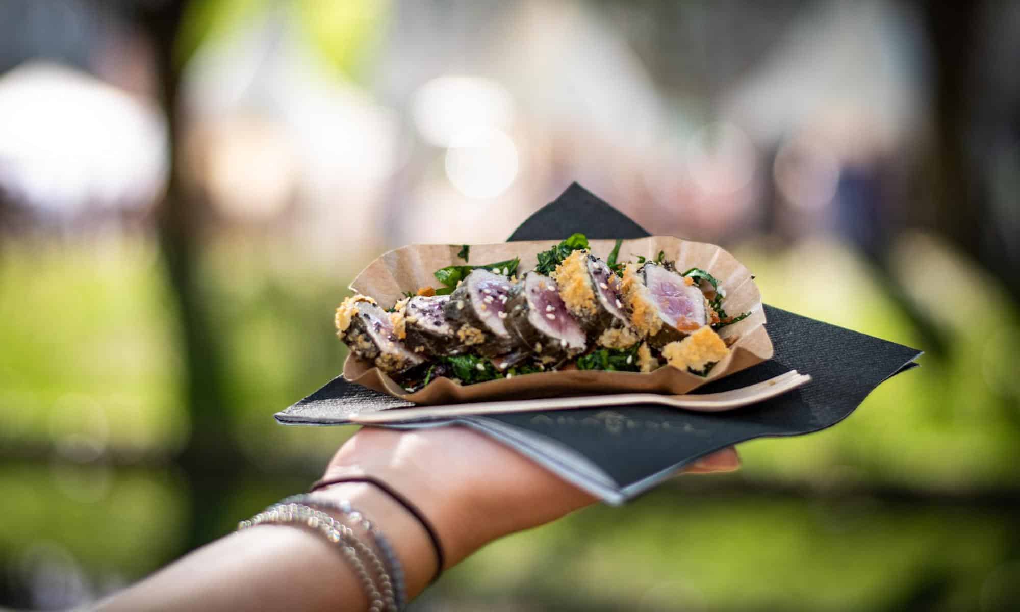 Präsentation von Fried Sushi auf dem Gourmet Festivals