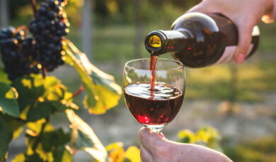 Rotwein wird eingeschenkt