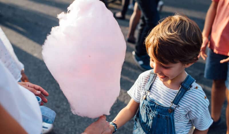 Kind mit Zuckerwatte