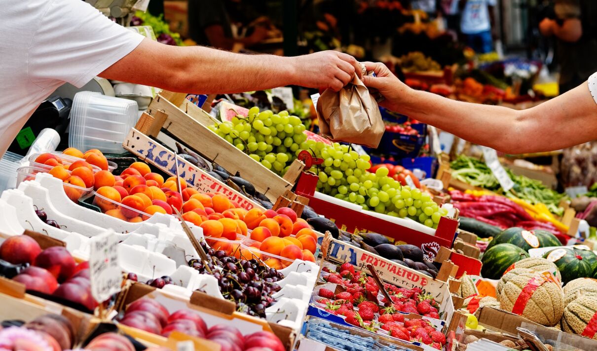 Verkaufsstand an einem Wochenmarkt mit frischem Obst und Gemüse