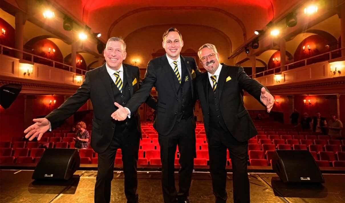 Das designierte Dreigestirn der Kölner Karnevalssession 2024 in einem Theater.