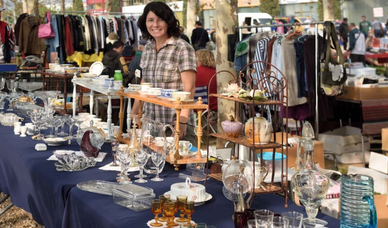 Verkäuferin auf dem Flohmarkt