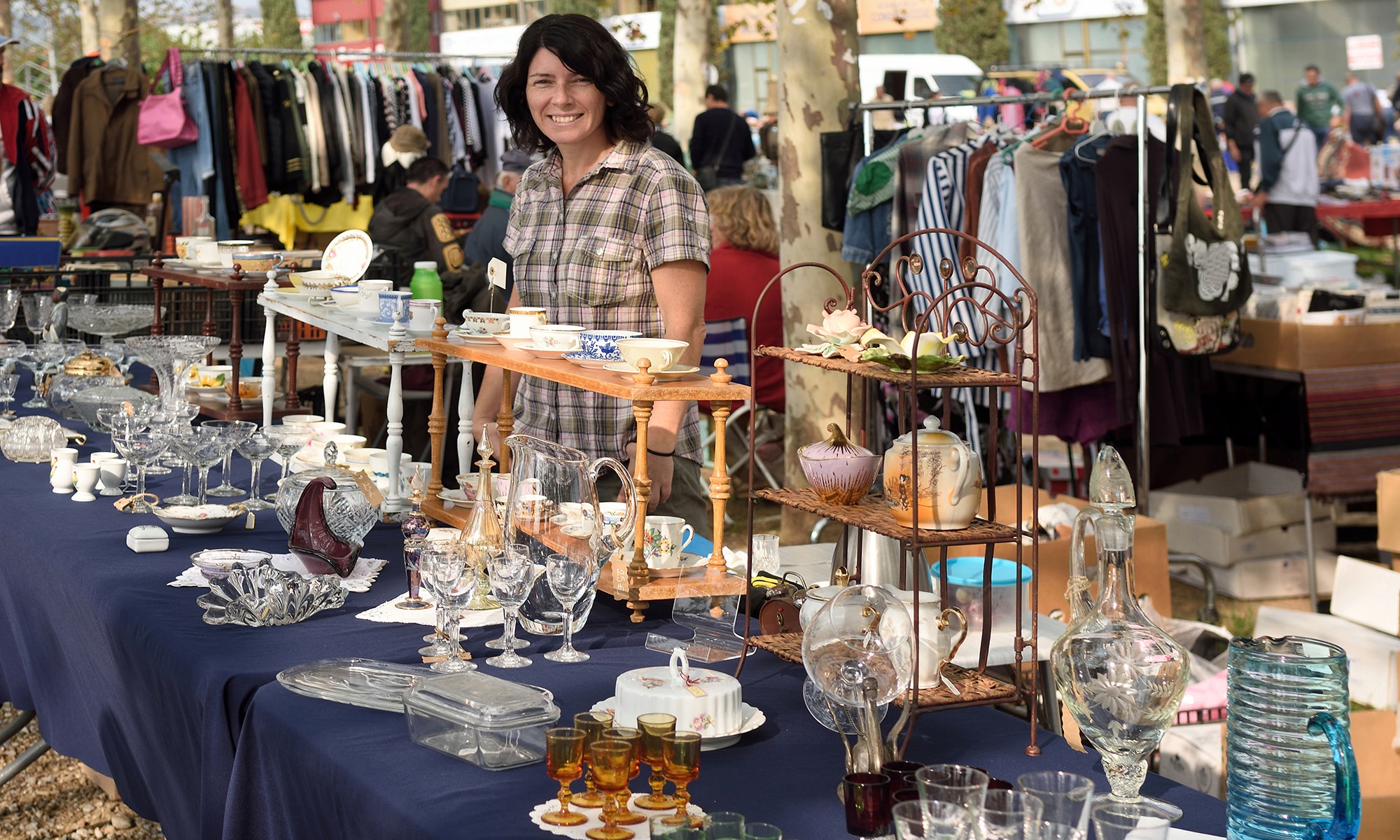 Verkäuferin auf dem Flohmarkt