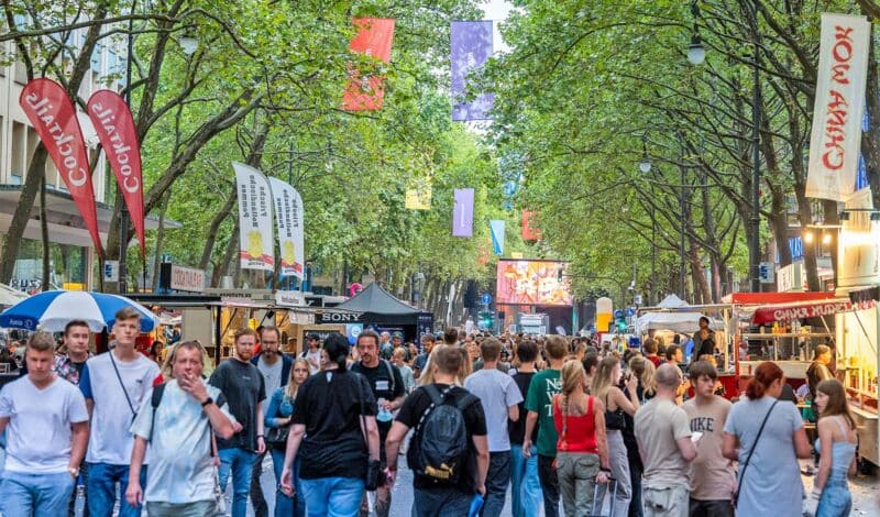 Besucher des Gamescom City-Festivals auf den Kölner Ringen
