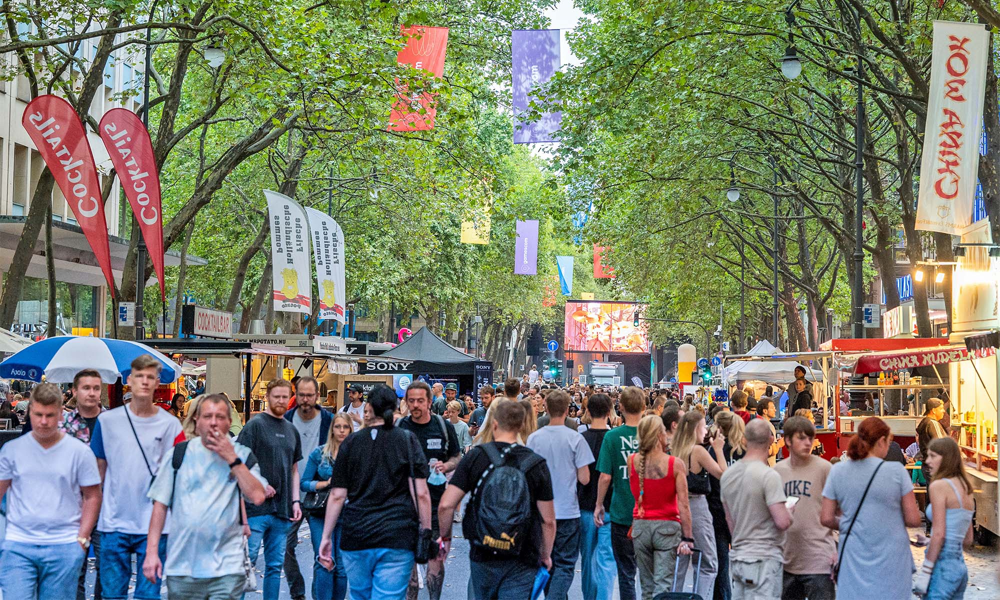 Besucher des Gamescom City-Festivals auf den Kölner Ringen