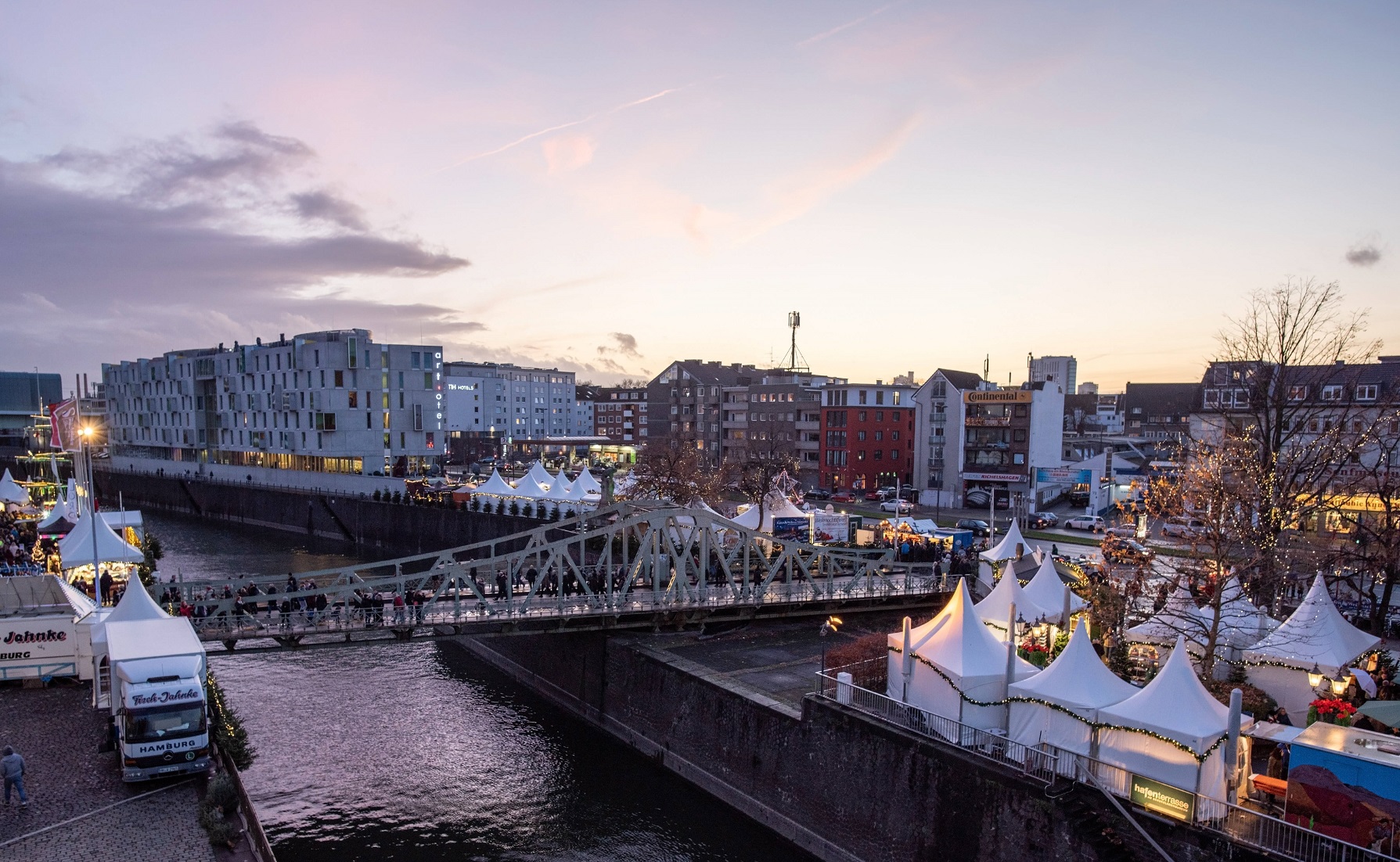 Weihnachtsmarkt am Rheinauhafen in Köln