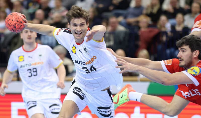 Ein Handballspieler der deutschen Nationalmannschaft kurz vor dem Wurf.