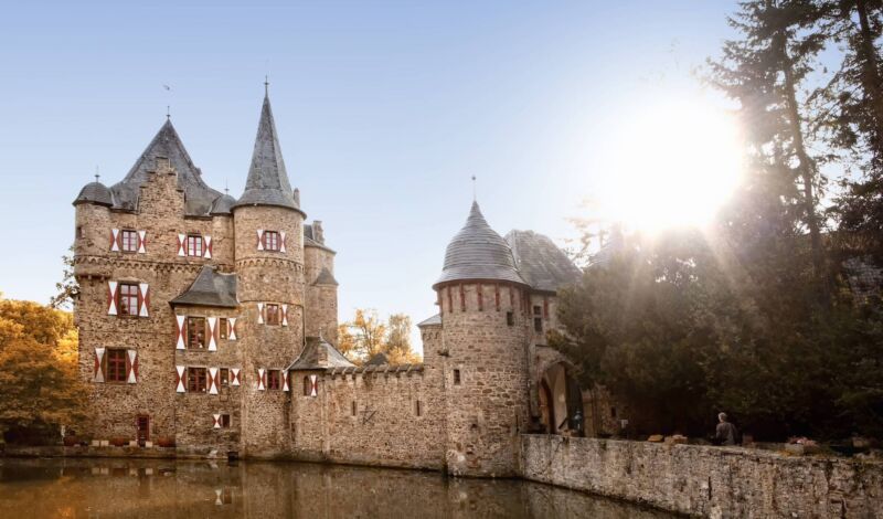 Burg Satzvey im Herbst