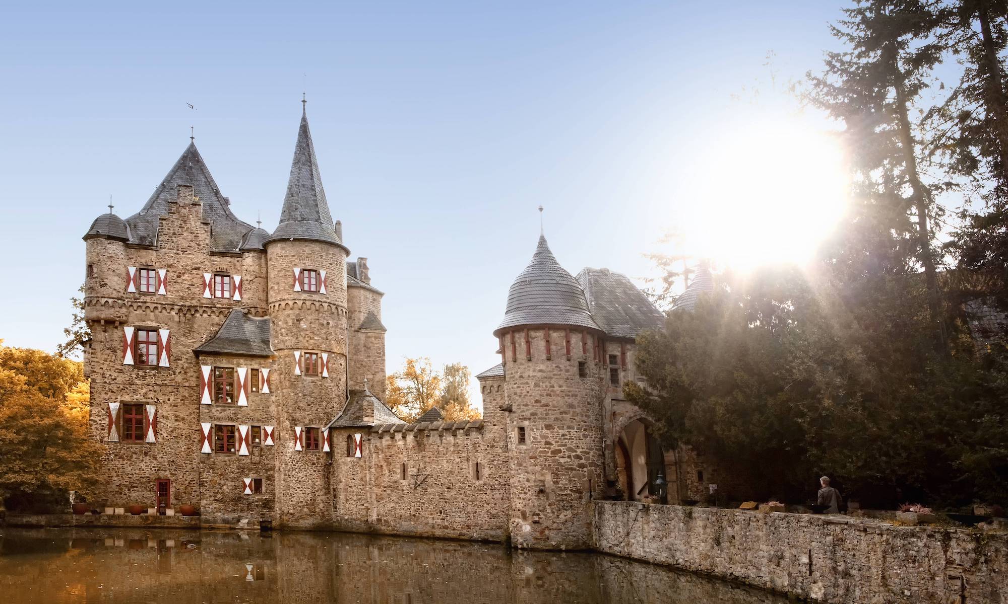 Burg Satzvey im Herbst