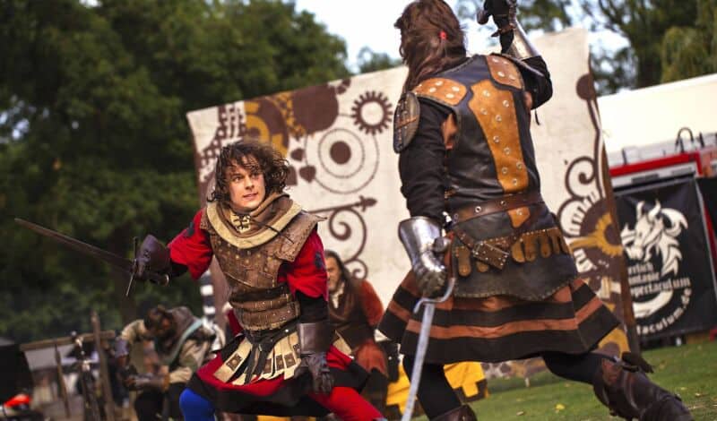 Männer in Ritterkostümen kämpfen auf dem Spectaculum mit Schwertern