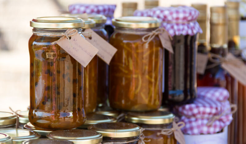 Gläser mit Marmelade auf einem Markt