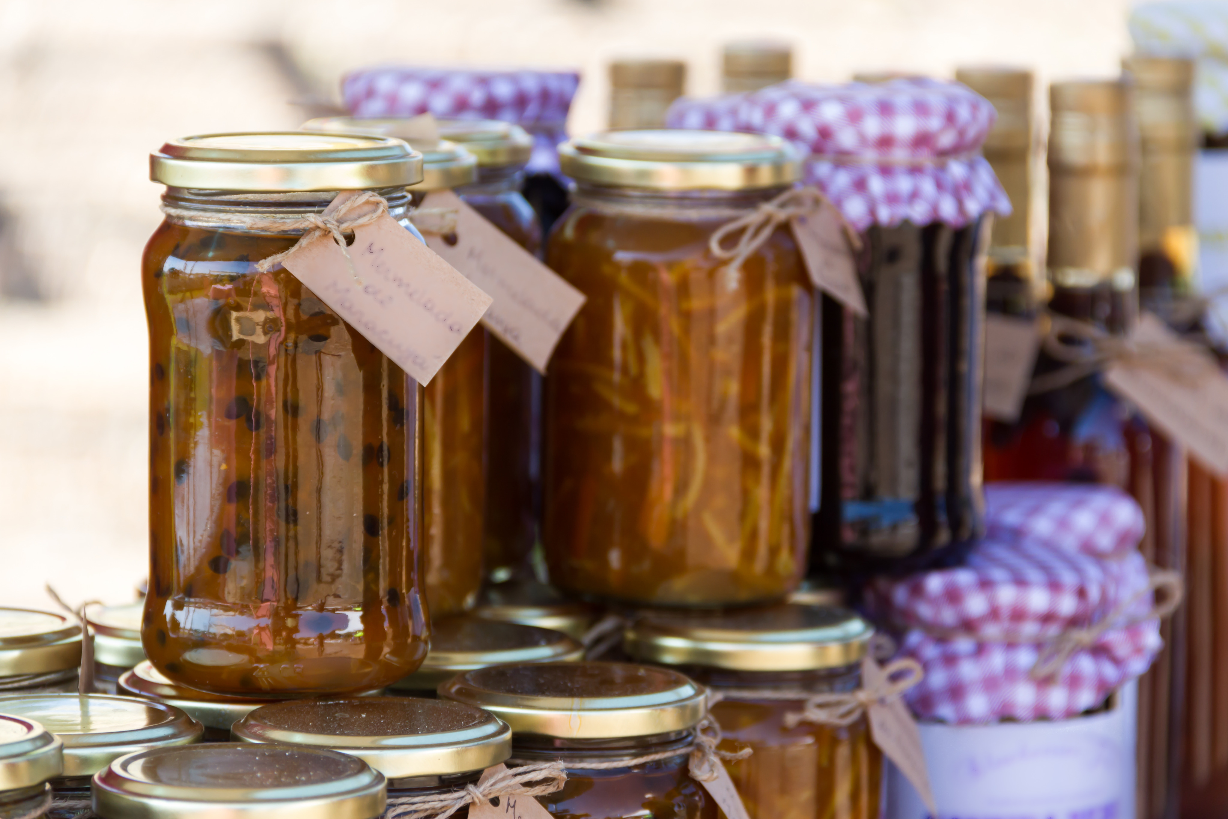 Gläser mit Marmelade auf einem Markt