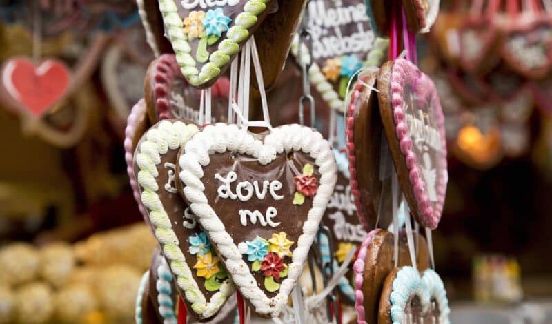 Lebkuchenherzen an einem Stand auf der Kirmes