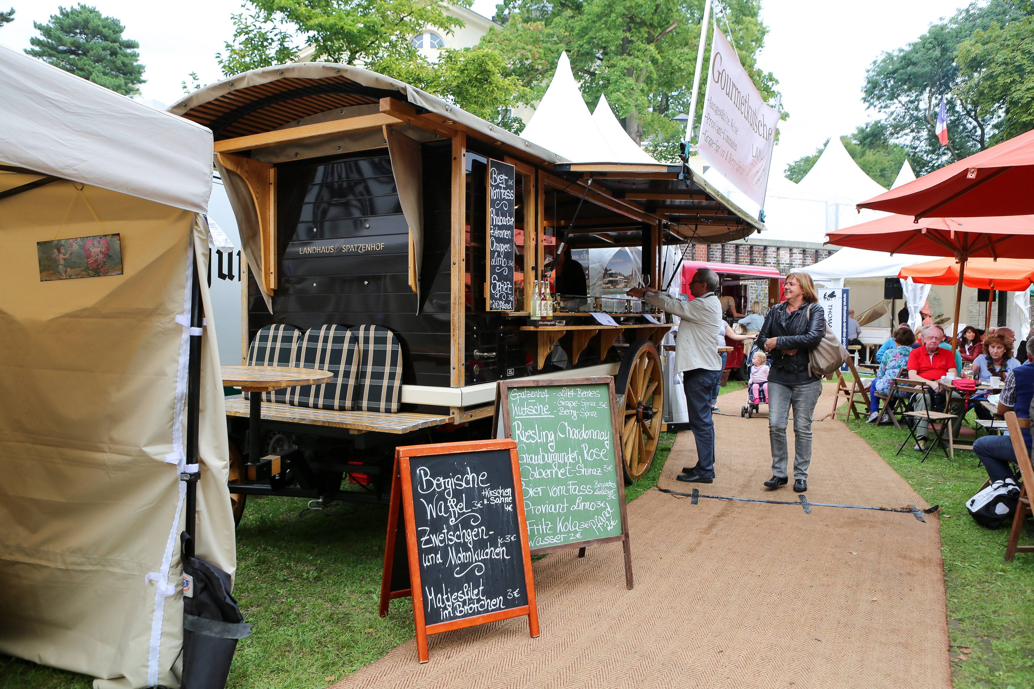 Eine Kutsche als Gastronomie Stand auf dem Herbstfestival Schloss Eller